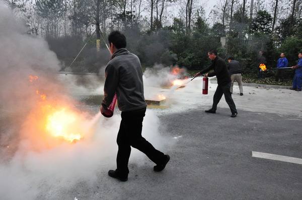 儒炜阀门消防演练.jpg 儒炜阀门消防演练.jpg