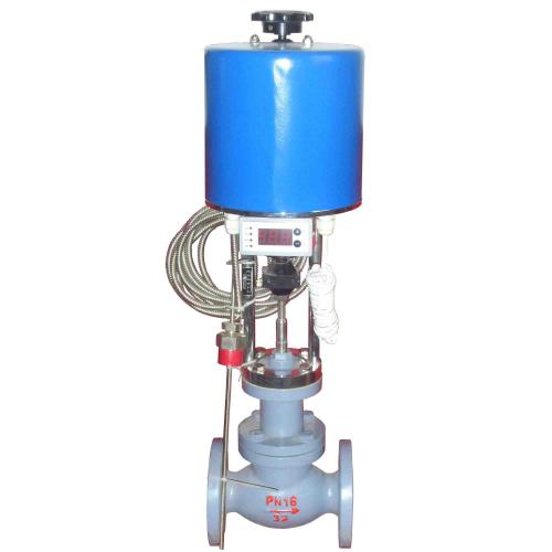 电动温度控制阀由控制阀门、电动执行机构、温度传感器和温度调节器等部件组成,根据用户需要,分别有加热型与冷却型两种结构。加热型调节阀工作前主阀芯处于半开位置,传感器处于自然状态。接上电源,主阀芯全开。介质由箭头方向流入主阀体、经阀芯对储热箱进行加热。当温度升到相应设定值时,传感器即产生相应线性信号输入一体化执行机构,随即驱动阀杆、阀芯产生位移,关闭主阀芯停止加热。 电动温度控制阀由控制阀门、电动执行机构、温度传感器和温度调节器等部件组成,根据用户需要,分别有加热型与冷却型两种结构。加热型调节阀工作前主阀芯处于半开位置,传感器处于自然状态。接上电源,主阀芯全开。介质由箭头方向流入主阀体、经阀芯对储热箱进行加热。当温度升到相应设定值时,传感器即产生相应线性信号输入一体化执行机构,随即驱动阀杆、阀芯产生位移,关闭主阀芯停止加热。